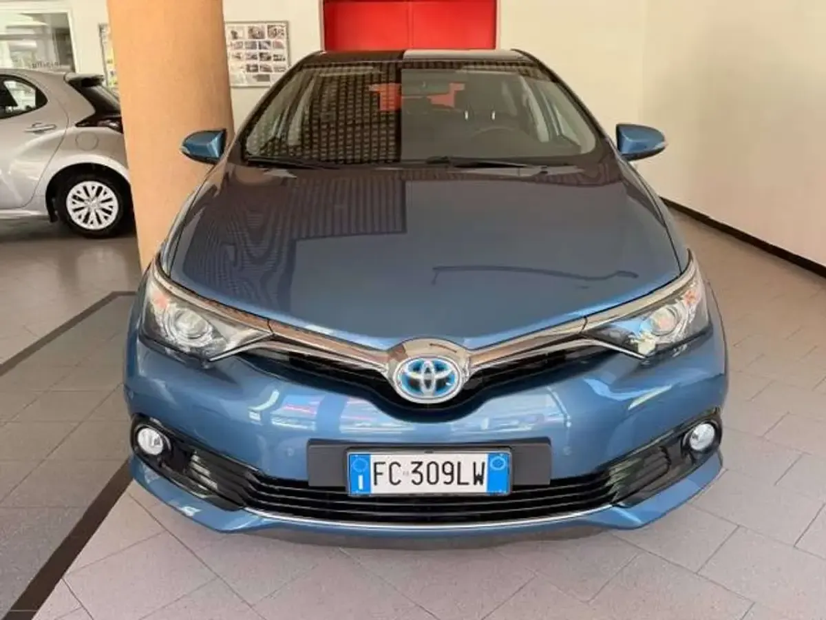 Usata Toyota Auris Hybrid Active 99 CV (72 kW) 2016 Blu/azzurro Berlina