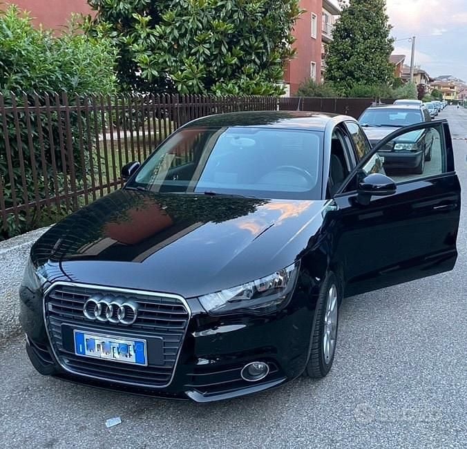 Nero Usata 2012 Audi A1 Sportback Ambition Due volumi | 7900 € (Buon prezzo) - Immagine 1/4