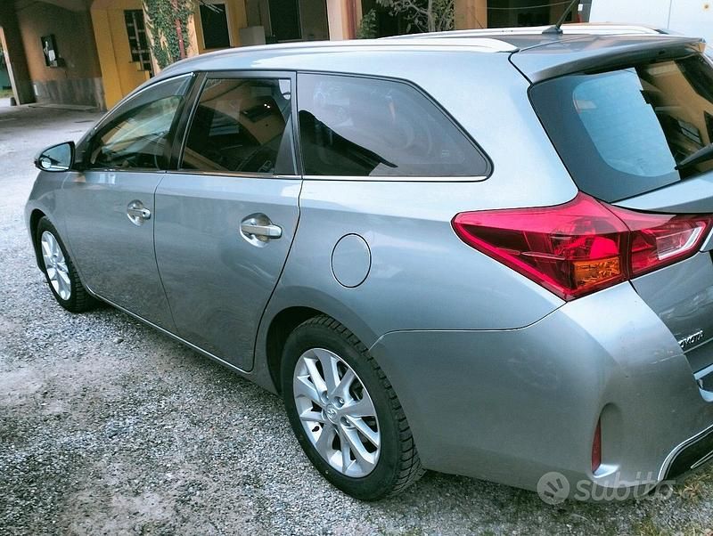 Usata Toyota Auris 90 CV (66 kW) 2014 Grigio Berlina