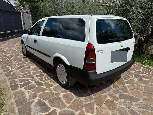 Usata Opel Astra Enjoy 57 CV (41 kW) 2006 Bianco Furgone