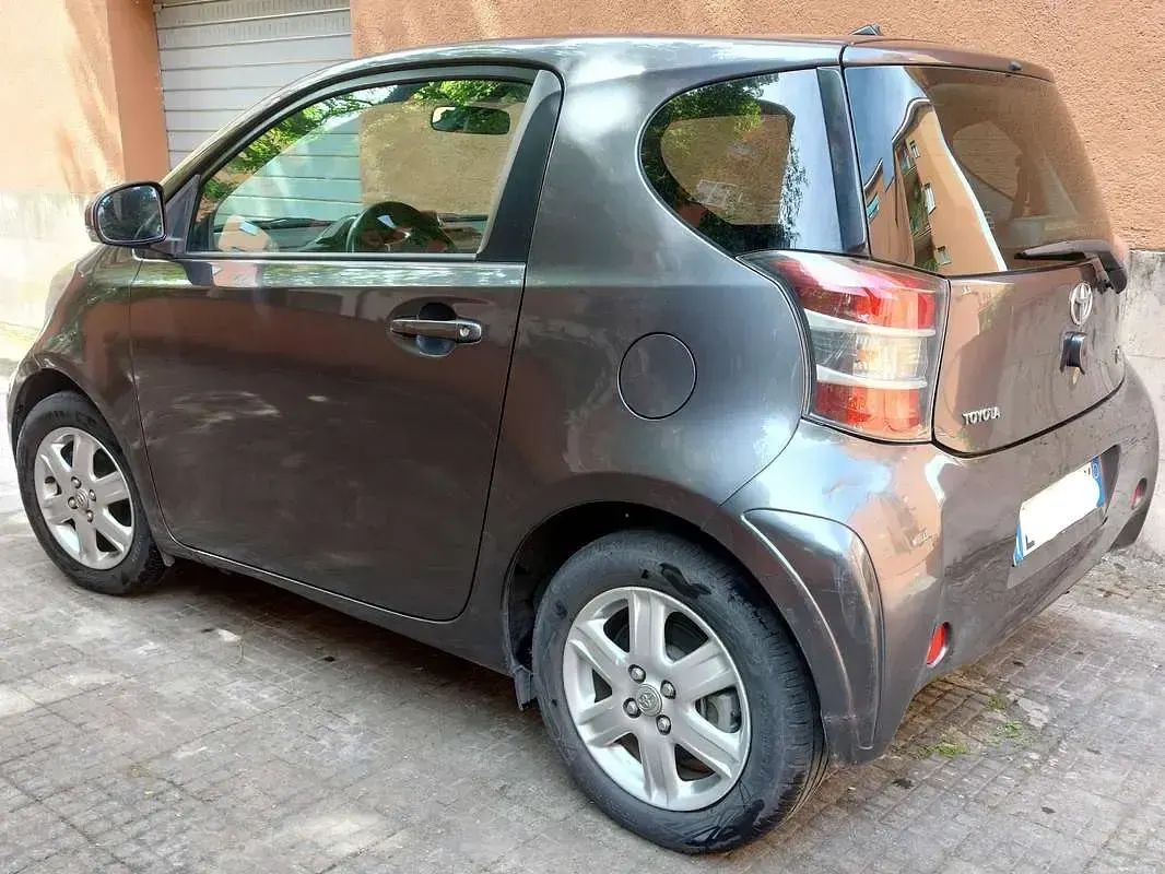 Usata Toyota iQ Sol 68 CV (50 kW) 2011 Grigio Utilitaria