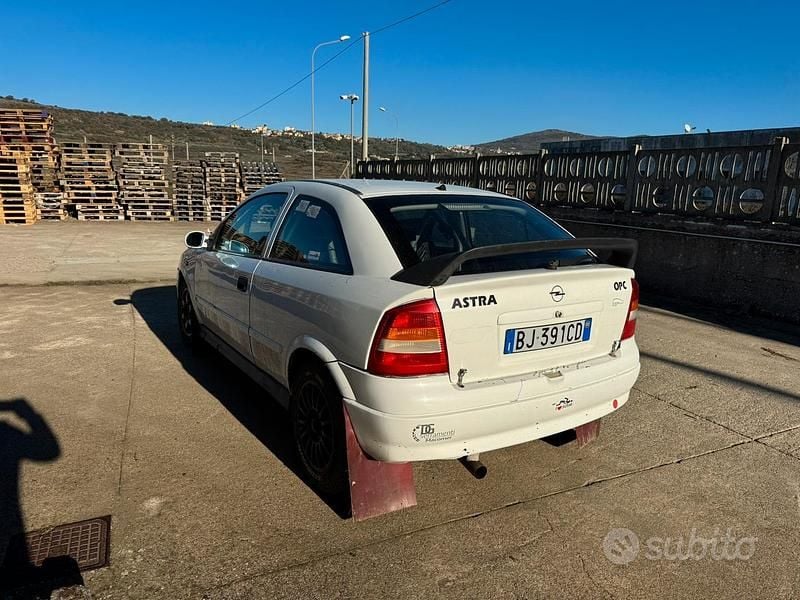 Begagnad Opel Astra OPC 82 HK (60 kW) 2000 Vit Sportkupé