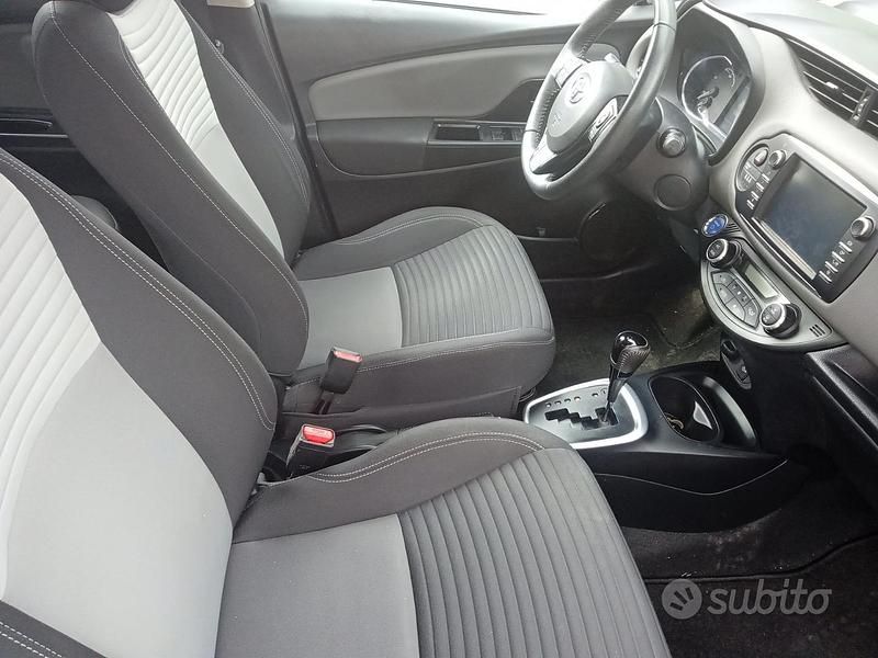 Usata Toyota Yaris Hybrid 73 CV (53 kW) 2017 Bianco Utilitaria