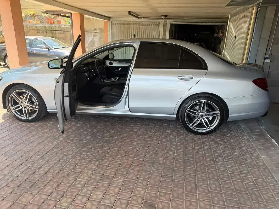 Usata Mercedes E220 Premium 194 CV (142 kW) 2019 Argento Berlina