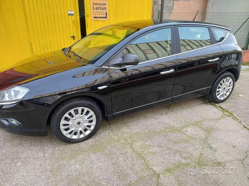 Usata Lancia Delta Silver 105 CV (77 kW) 2014 Nero Utilitaria