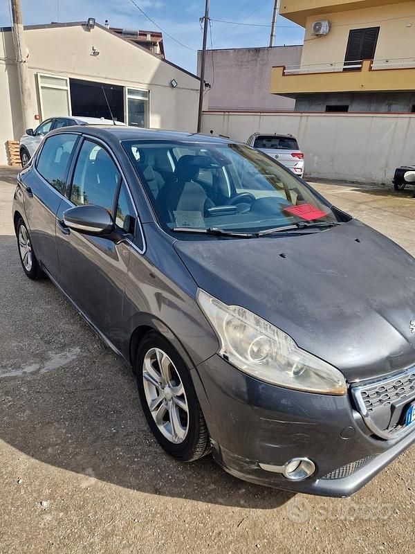 Usata Peugeot 208 92 CV (67 kW) 2012 Grigio Utilitaria
