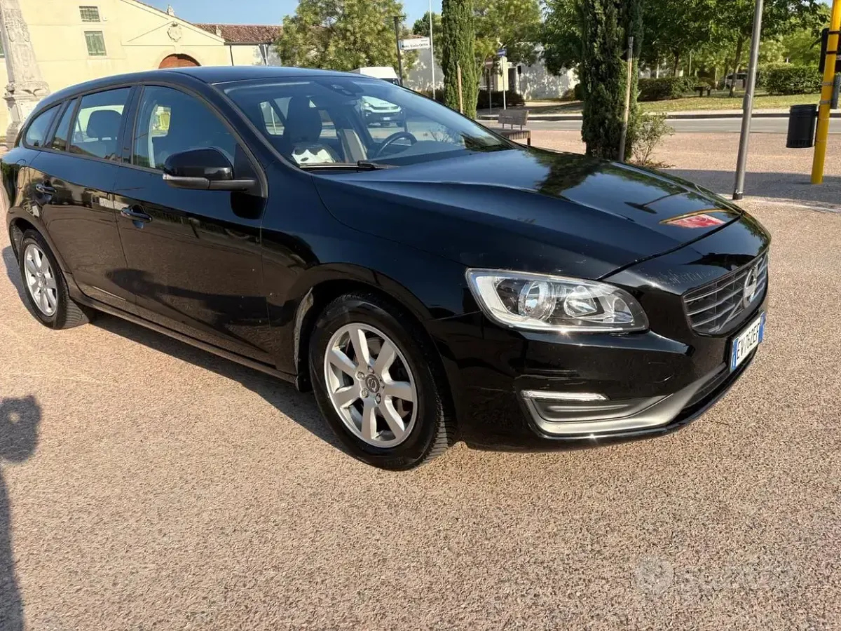 Usata Volvo V60 Summum 136 CV (100 kW) 2014 Nero Station wagon