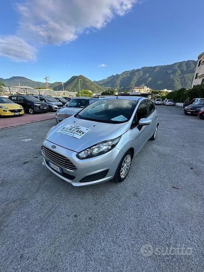 Usata Ford Fiesta 75 CV (55 kW) 2013 Grigio Berlina