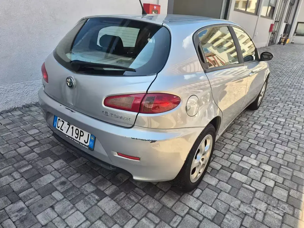 Usata Alfa Romeo 147 105 CV (77 kW) 2006 Grigio Utilitaria