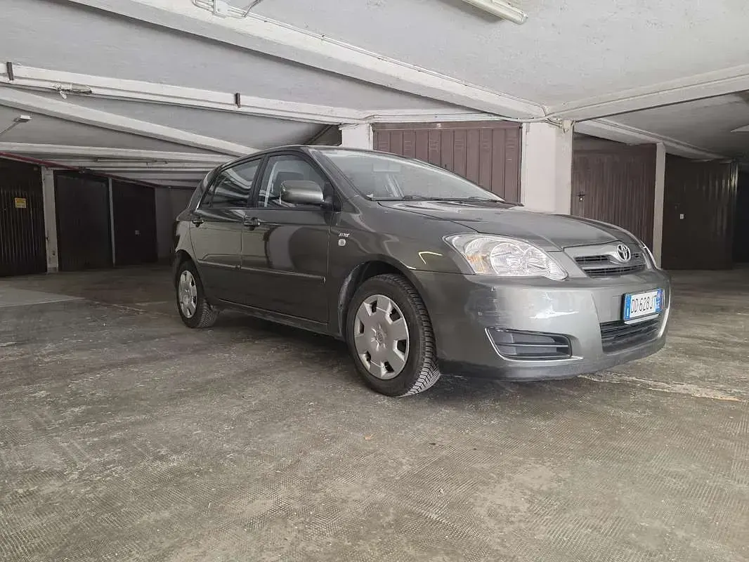 Usata Toyota Corolla 90 CV (66 kW) 2006 Grigio Berlina