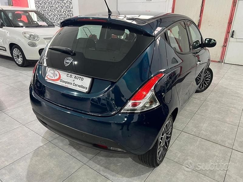 Usado Lancia Ypsilon 69 HP (50 kW) 2015 Verde Citadino