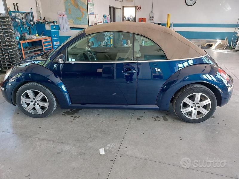 Usata VW New Beetle 105 CV (77 kW) 2006 Blu Utilitaria