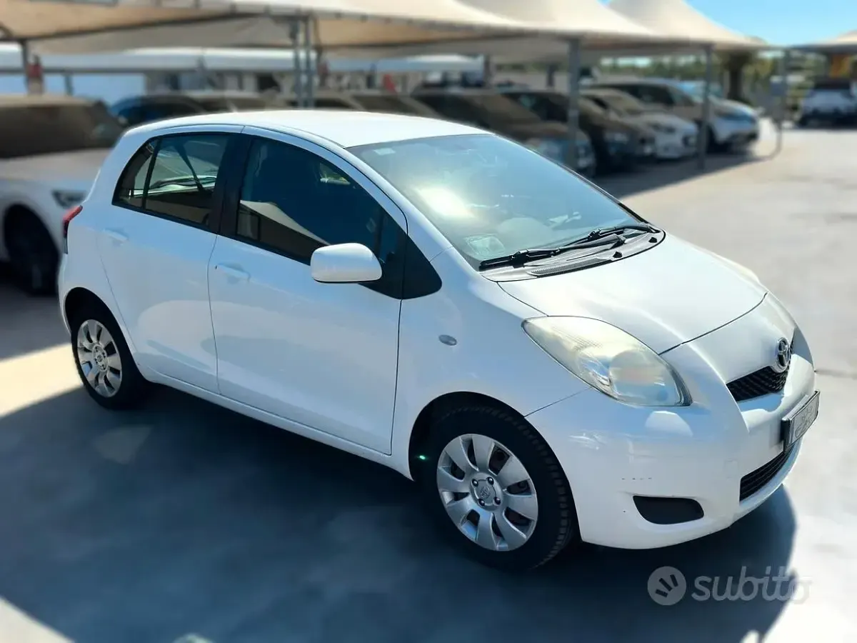 Usata Toyota Yaris Sol 69 CV (50 kW) 2009 Bianco Utilitaria
