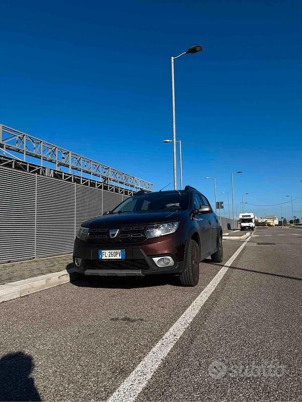 Usata Dacia Sandero Stepway 90 CV (66 kW) 2017 Marrone Berlina