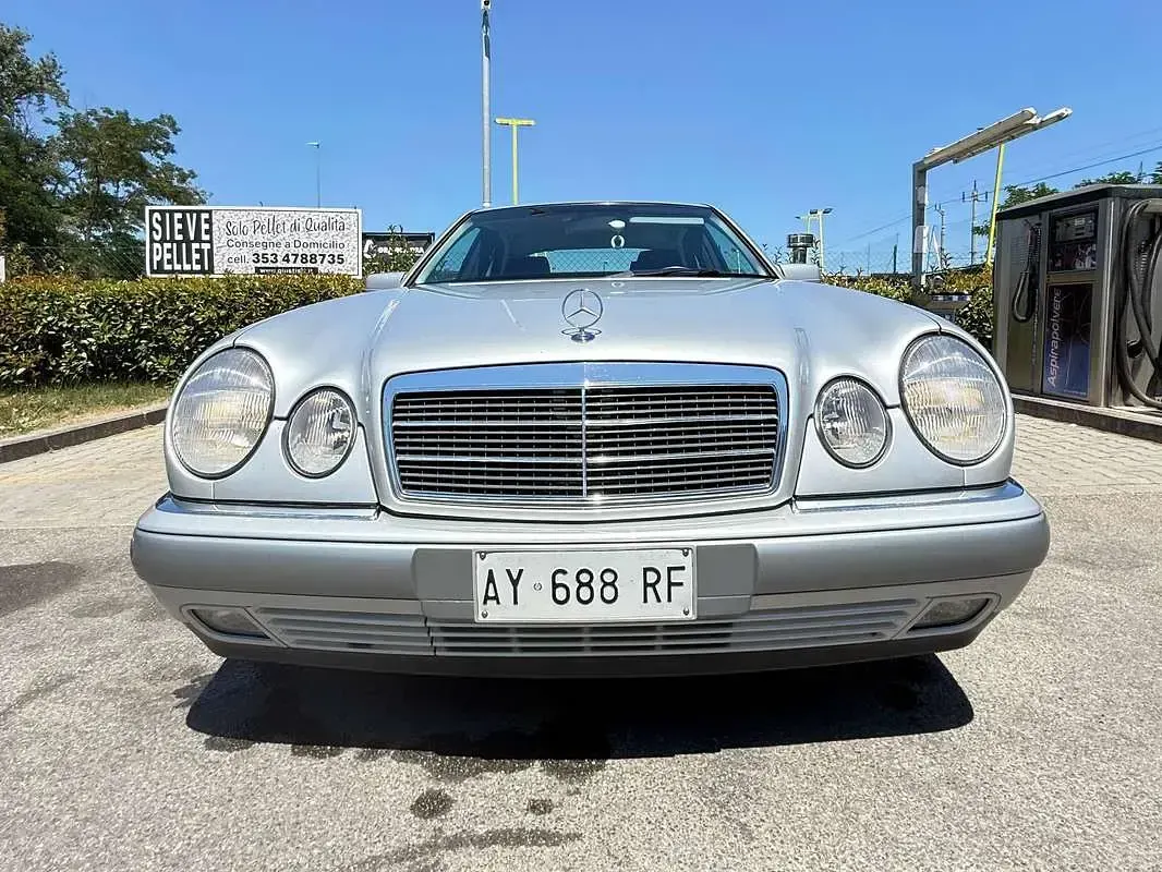 Usata Mercedes E200 Elegance 186 CV (136 kW) 1998 Argento Berlina