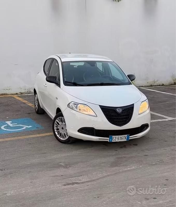 Usata Lancia Ypsilon 69 CV (50 kW) 2015 Bianco Utilitaria