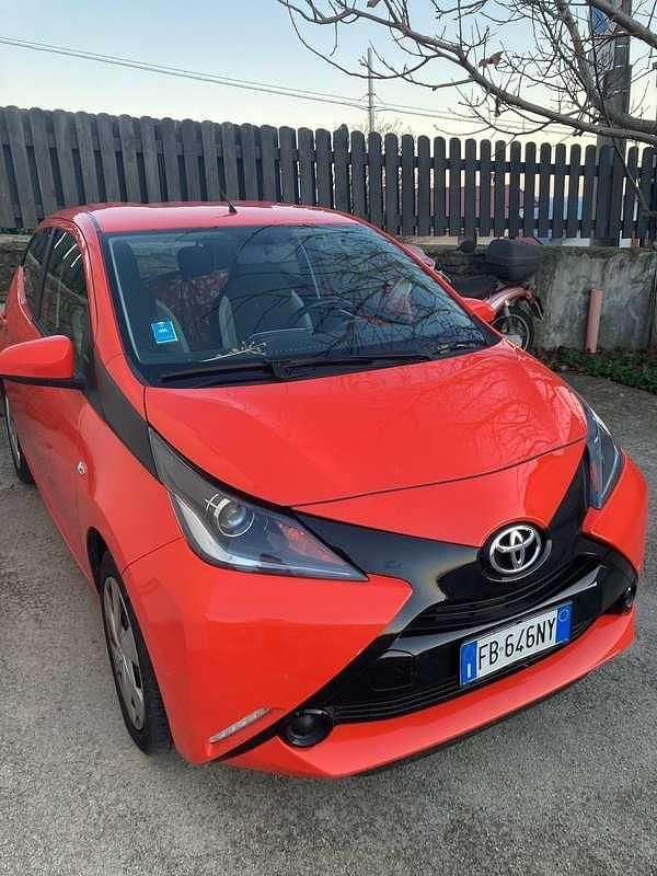 Arancione Usata 2016 Toyota Aygo Due volumi | 8500 € (Buon prezzo) - Immagine 1/2