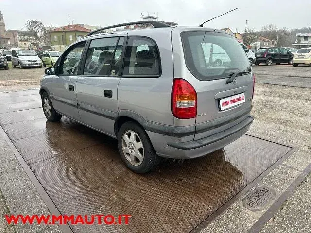 Usata Opel Zafira Elegance 101 CV (74 kW) 2002 Argento Monovolume