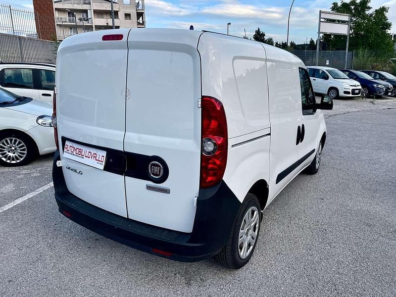 Usata Fiat Doblò Lounge 105 CV (77 kW) 2021 Bianco Monovolume