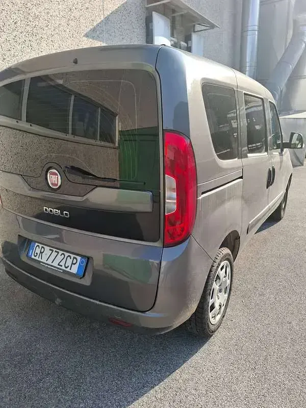 Usata Fiat Doblò Lounge 105 CV (77 kW) 2016 Grigio Monovolume