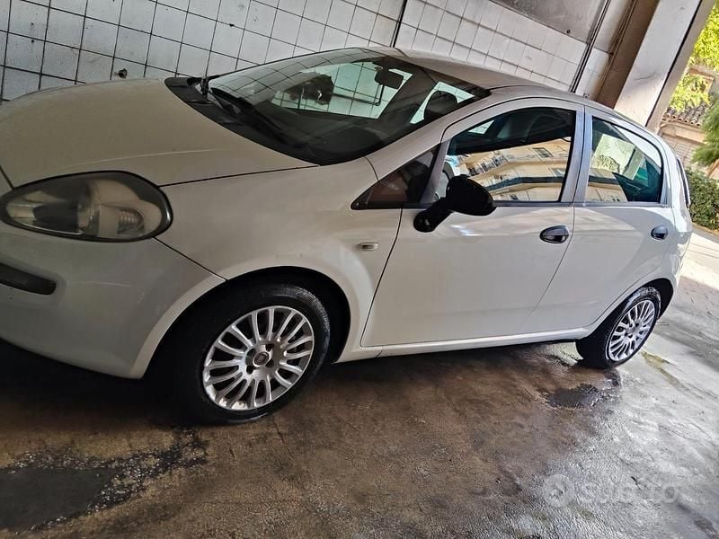Bianco Usata 2012 Fiat Punto Due volumi | 2200 € (Buon prezzo) - Immagine 1/4