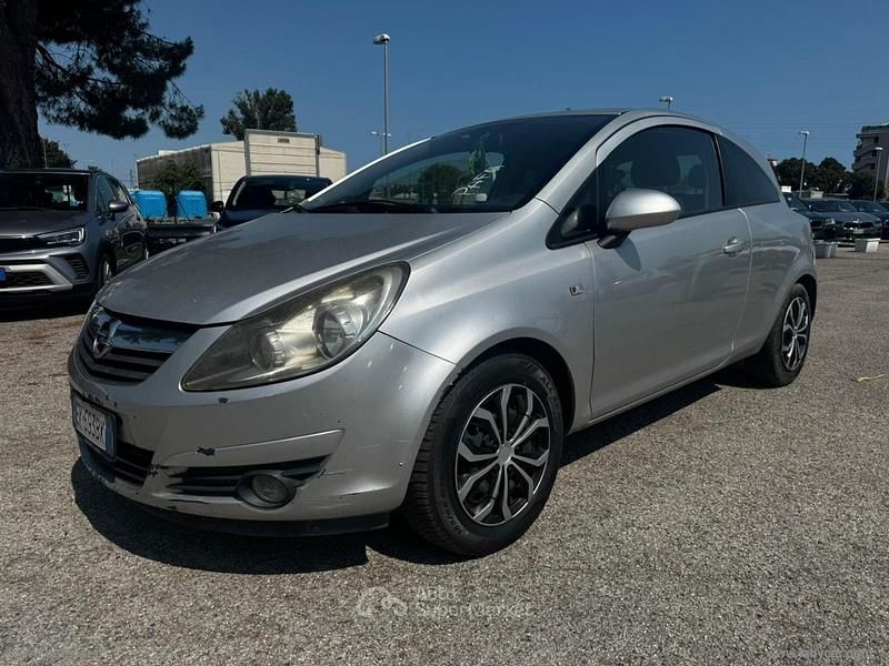 Usata Opel Corsa 86 CV (63 kW) 2011 Gray Berlina