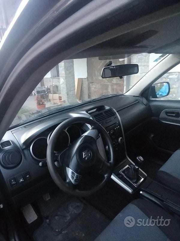 Käytetty Suzuki Vitara 106 HP (77 kW) 2006 Musta Katumaasturi
