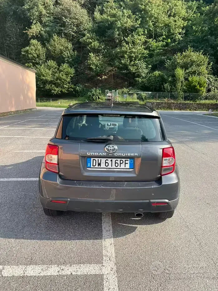 Usata Toyota Urban Cruiser 90 CV (66 kW) 2010 Grigio Utilitaria