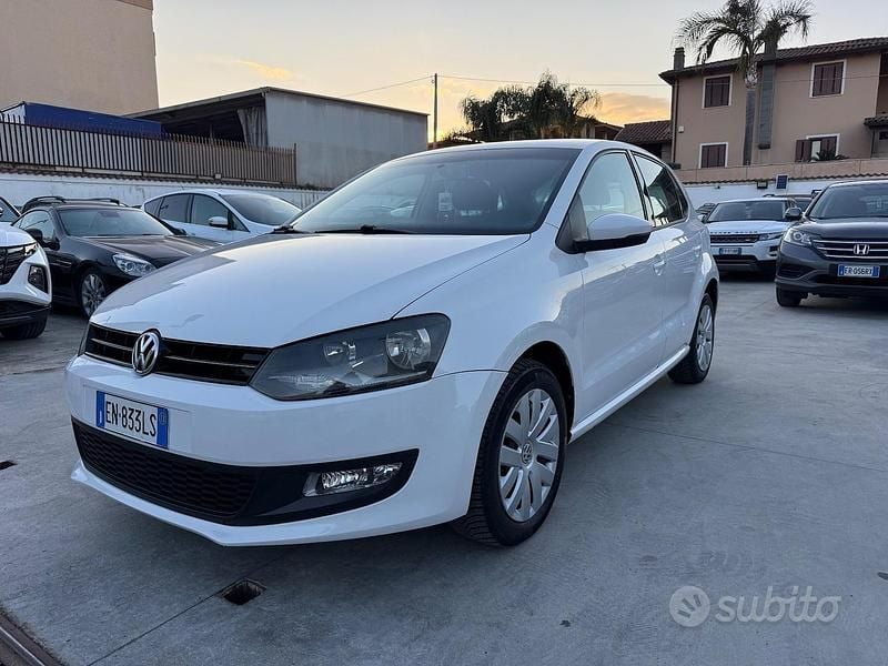 Bianco Usata 2013 VW Polo Tre volumi | 4800 € (Ottimo prezzo) - Immagine 1/4