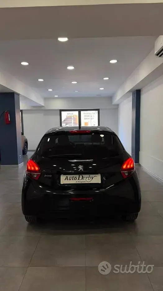 Usata Peugeot 208 Signature Sky 120 CV (88 kW) 2019 Nero Utilitaria