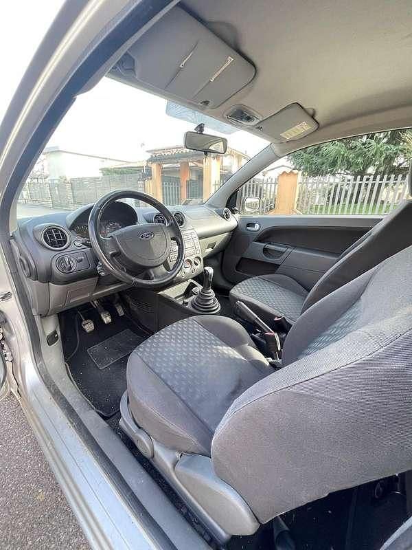 Usata Ford Fiesta Ambiente 75 CV (55 kW) 2003 Utilitaria