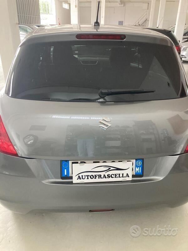 Grigio Usata 2013 Suzuki Swift GL Tre volumi | 6900 € (Buon prezzo) - Immagine 1/4