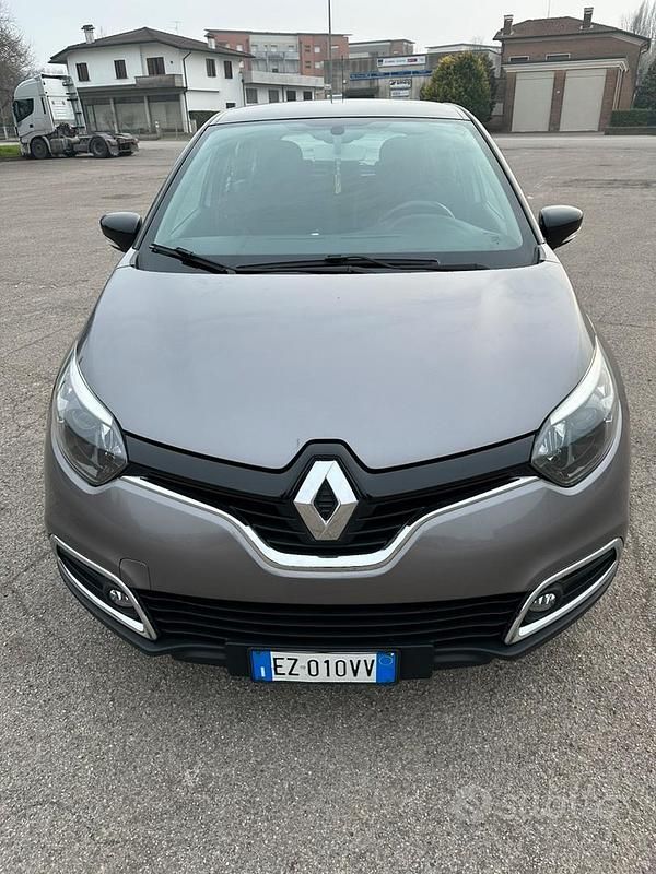 Grigio Usata 2015 Renault Captur SUV | 7300 € (Buon prezzo) - Immagine 1/4