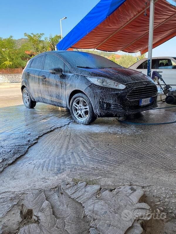 Nero Usata 2013 Ford Fiesta Due volumi | 6000 € (Buon prezzo) - Immagine 1/4