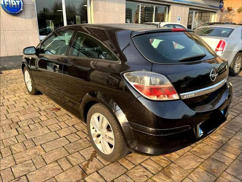 Usata Opel Astra GTC 116 CV (85 kW) 2007 Nero Utilitaria