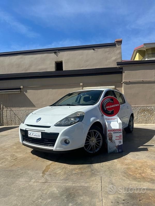 Bianco pastello Usata 2011 Renault Clio II Dynamique Tre volumi | 3990 € (Cara) - Immagine 1/4