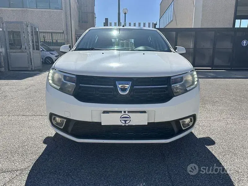 Usata Dacia Sandero Lauréate 73 CV (53 kW) 2017 Bianco Berlina