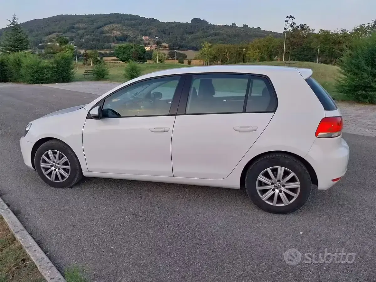Usata VW Golf VI 105 CV (77 kW) 2011 Bianco Berlina