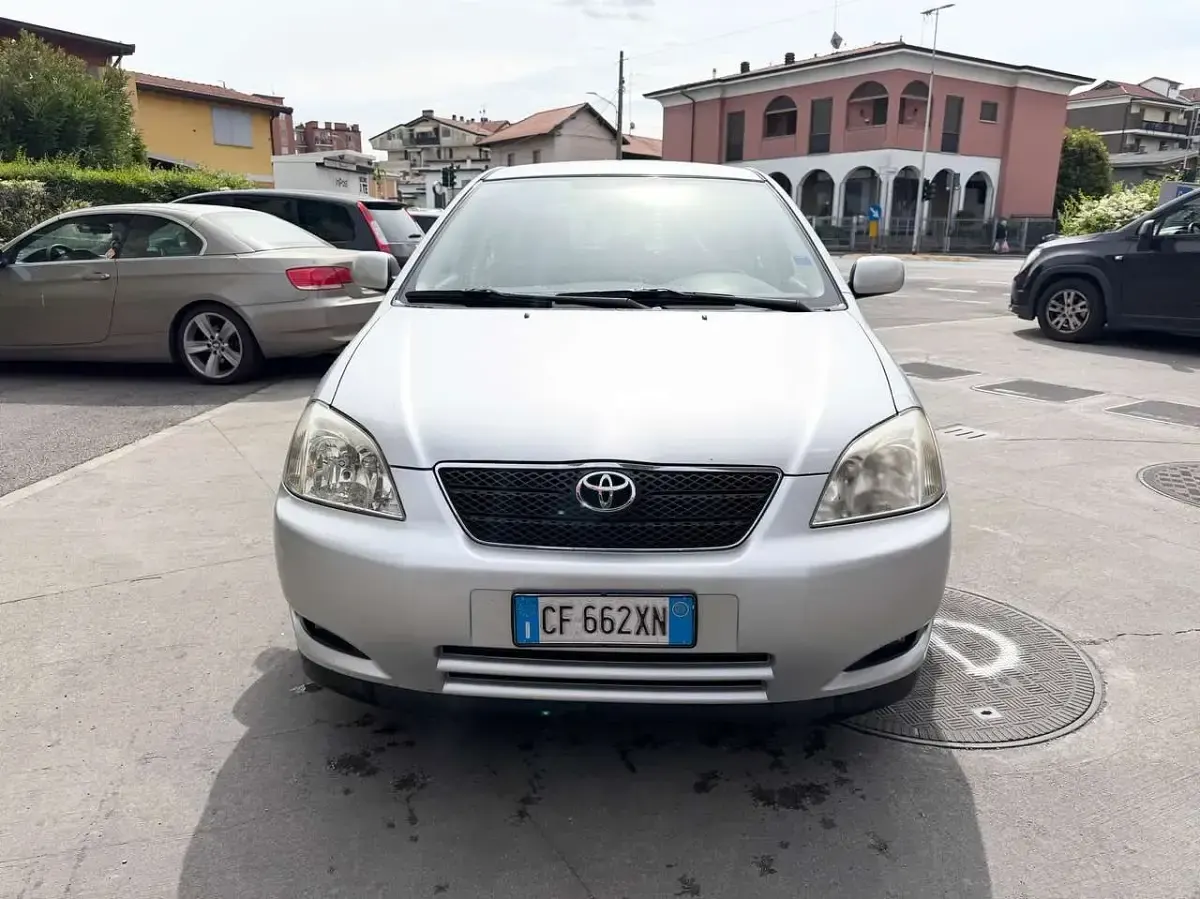 Usata Toyota Corolla 97 CV (71 kW) 2003 Argento Berlina