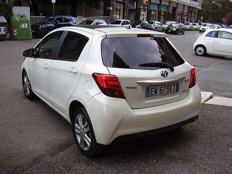 Usata Toyota Yaris Hybrid Style 75 CV (55 kW) 2014 Bianco Berlina