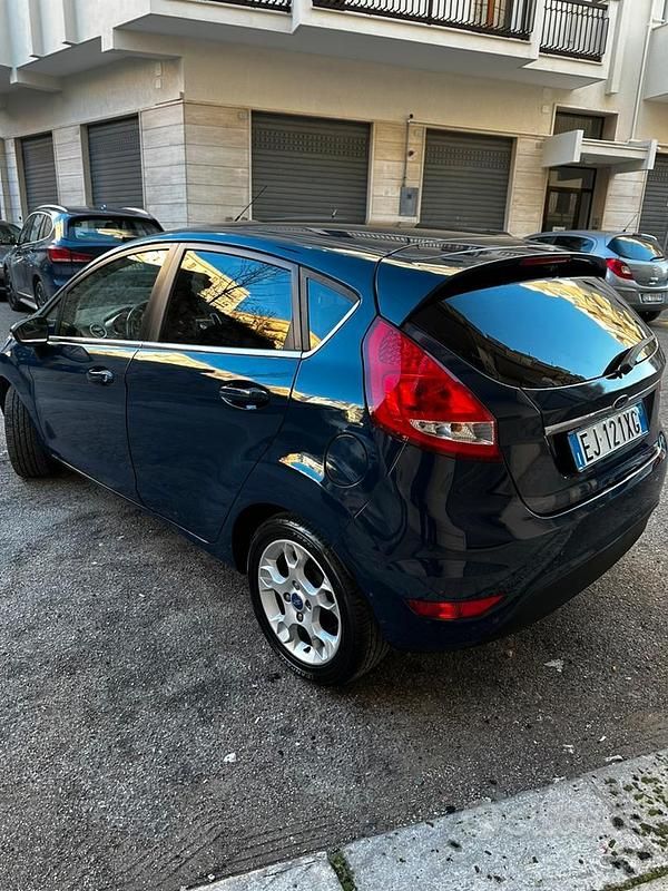 Usata Ford Fiesta Titanium 71 CV (52 kW) 2012 Blu Berlina