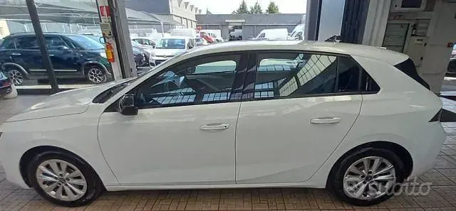 Usata Opel Astra Edition 131 CV (96 kW) 2022 Bianco Utilitaria