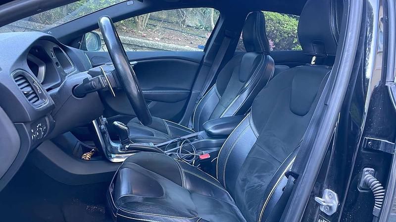 Usata Volvo V40 R-Design Kinetic 190 CV (139 kW) 2015 Nero Berlina