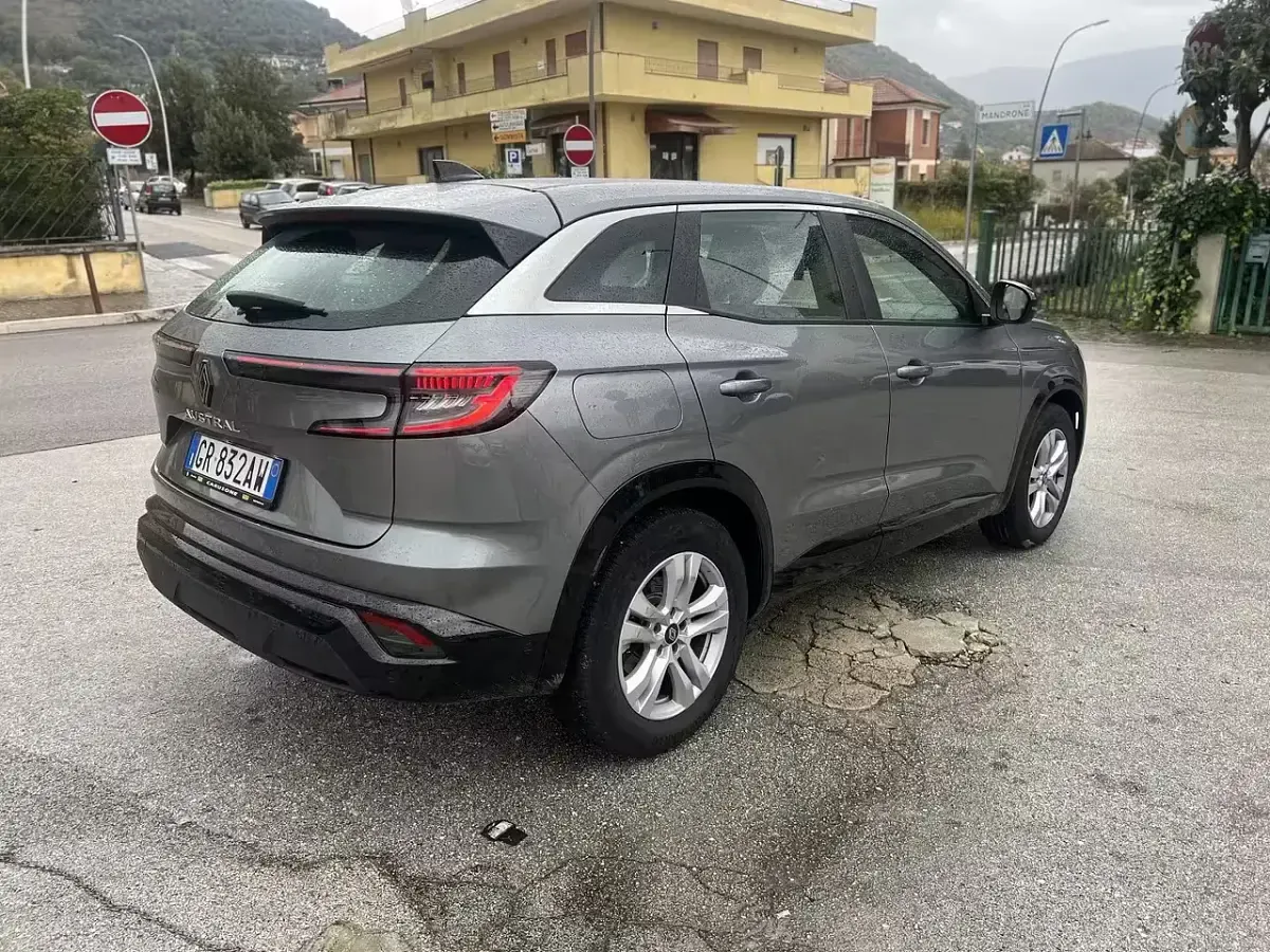 Usata Renault Austral 130 CV (95 kW) 2023 Grigio SUV