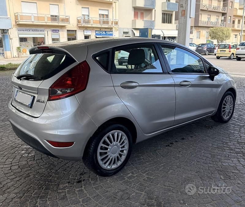 Usata Ford Fiesta 70 CV (51 kW) 2010 Grigio Utilitaria