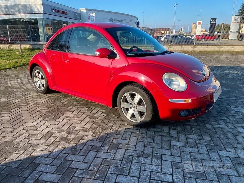 Rosso Usata 2010 VW Beetle Berlina | 4000 € (Buon prezzo) - Immagine 1/4