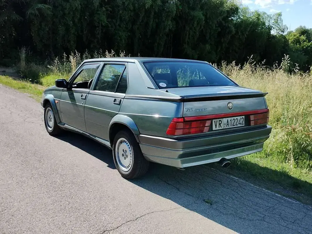 Usata Alfa Romeo 75 148 CV (108 kW) 1992 Verde Berlina