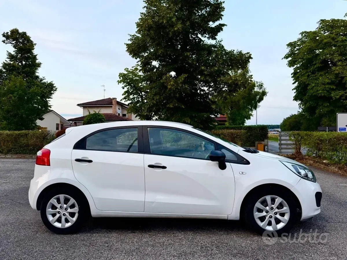 Usata Kia Rio EX 85 CV (62 kW) 2012 Bianco Berlina