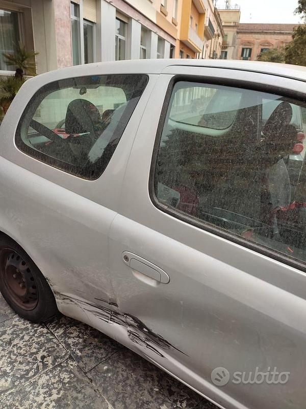 Usata Toyota Yaris 68 CV (50 kW) 2002 Grigio Utilitaria