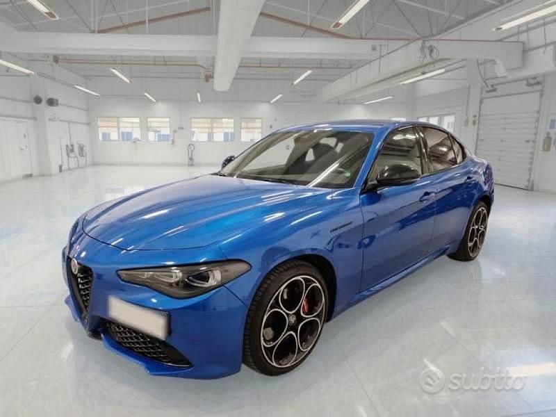Blu/azzurro(met.) Usata 2023 Alfa Romeo Giulia Competizione Tre volumi | 44.990 € (Cara) - Immagine 1/4